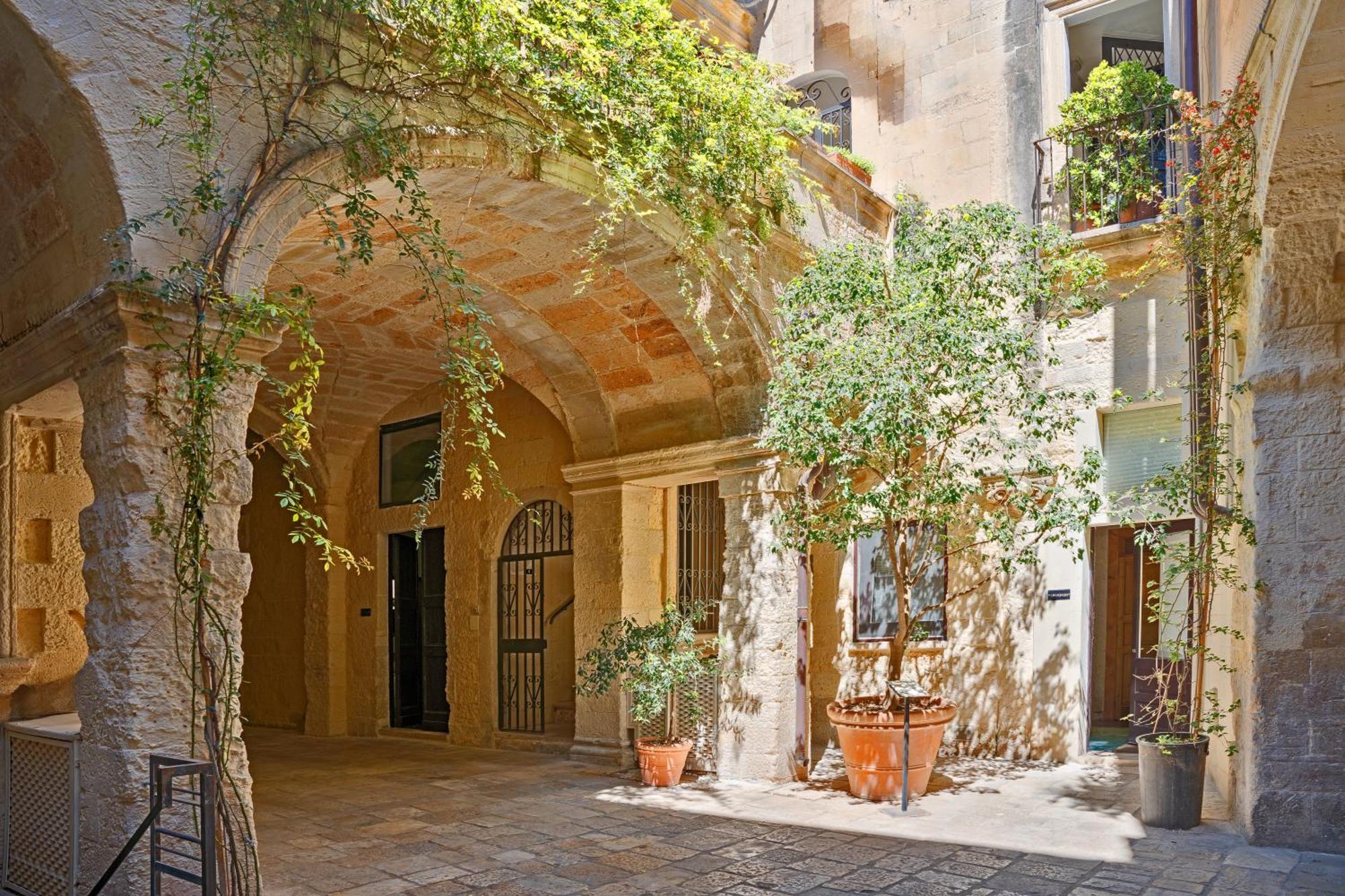 Vico Dei Bolognesi Palazzo Personè 3*